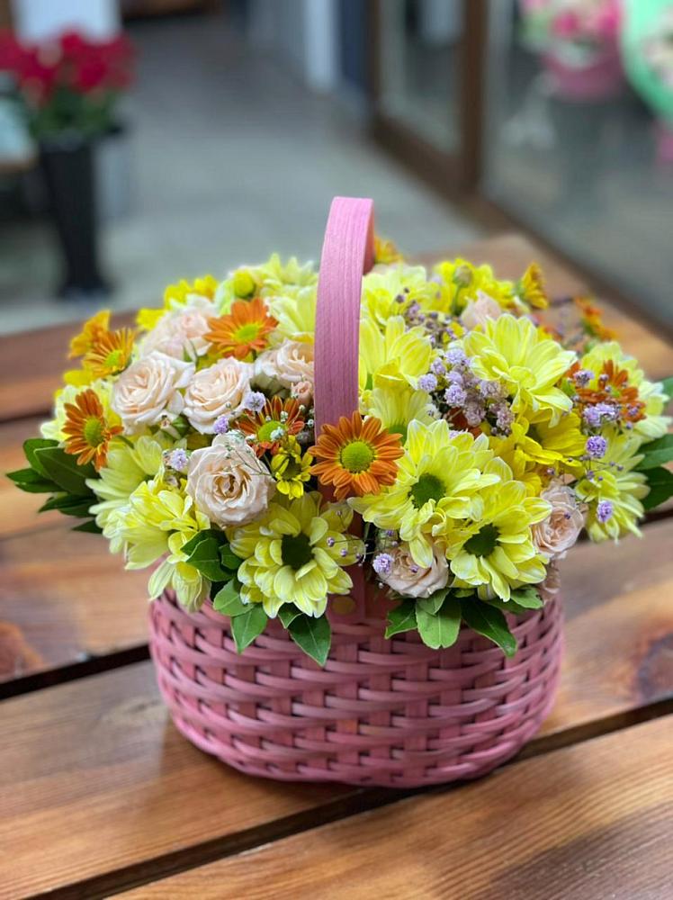 Цветочная композиция из Хризантемы и Розы в корзине в Дьяконове